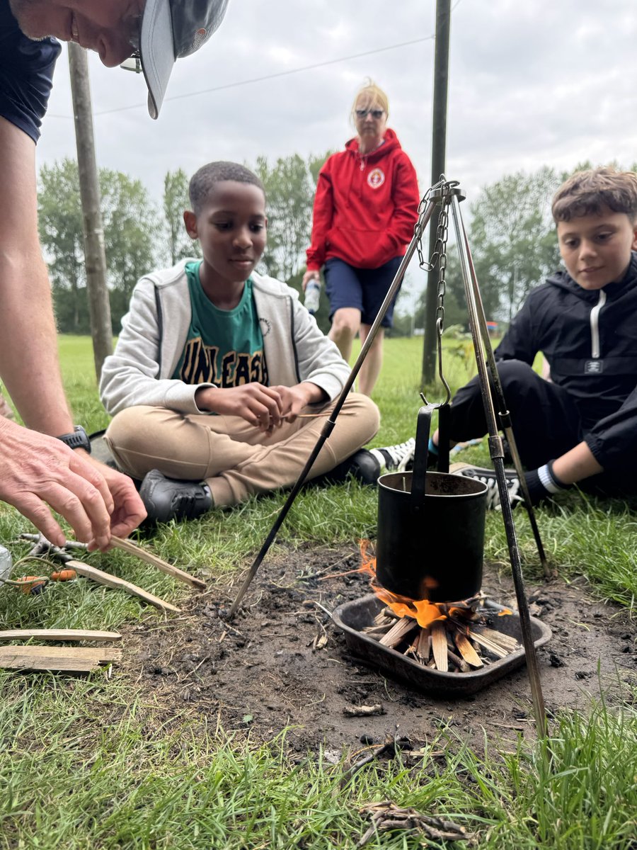 LeedsDYS's tweet image. Our knights in training took on the challenge to create a fire and make some nettle tea! 😃
@ASCHC_COLLEGE @beckets_bkcat @StWilfridsCHS