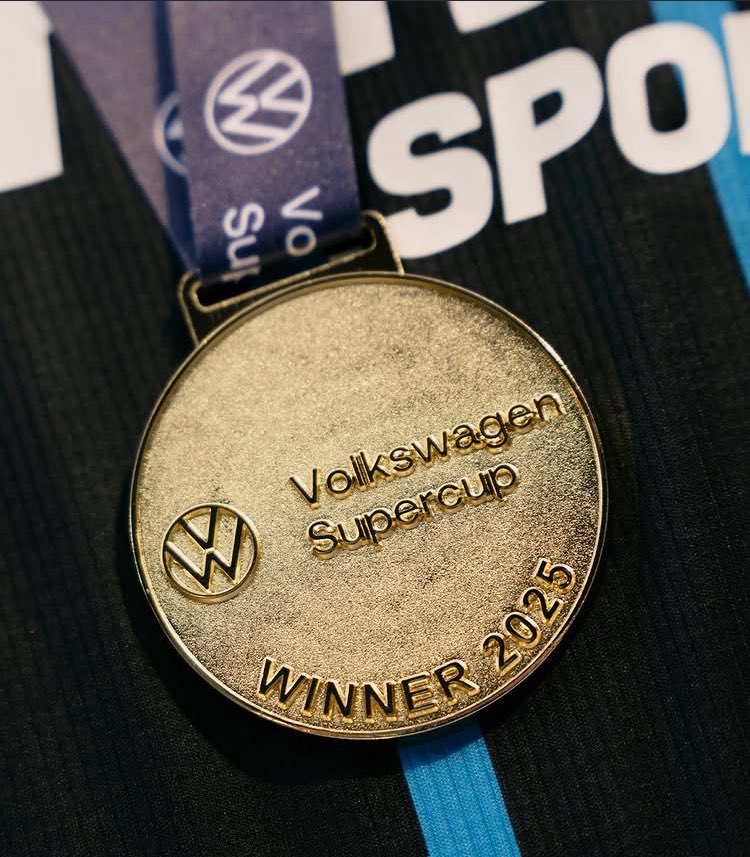 ClubGoalies's tweet photo. 🏆 Club Brugge lift the Supercup! 💙🖤
A rock at the back? More like a wall. 🧱

Simon Mignolet stepped up big:
🔒 1 save
👐 1 high claim
🚀 12/21 accurate long balls
🎯 73% passing
🧤 6.9

Big game, big beard, bigger presence.
Safe hands win trophies. #ClubBrugge #Mignolet https://t.co/m1ntYkTaBU