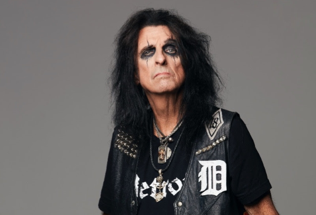 BLABBERMOUTHNET's tweet image. ALICE COOPER On OZZY OSBOURNE's Death: 'Even Though Everybody Saw It Coming, It Just Took Our Breath Away When It Happened' blabbermouth.net/news/alice-coo…