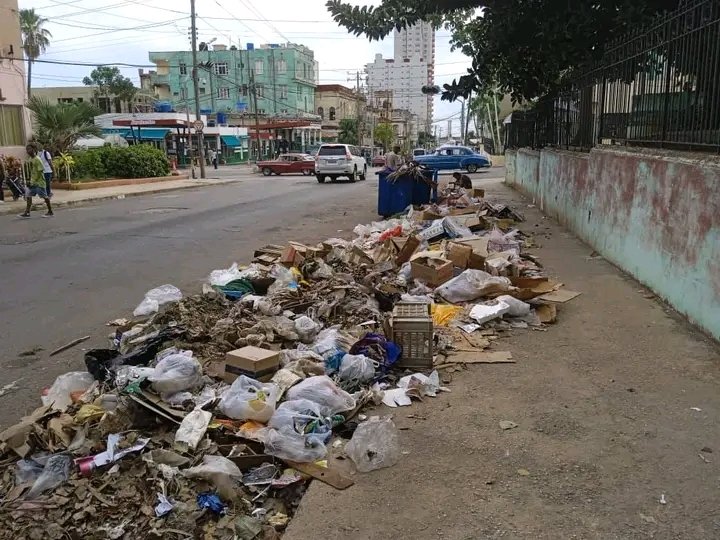 cubanolibre48's tweet photo. La Habana bajo el socialismo, capital mundial de la basura! #Cuba https://t.co/ynH6NcpDQi