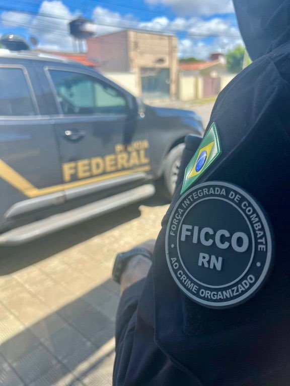 policiafederal's tweet image. 👮🚔#OPERAÇÃOPF | FICCO/RN desmantela esquema de lavagem de dinheiro de facção criminosa no Rio Grande do Norte. Foi apurado que a organização movimentou cerca de R$26 milhões. Foram cumpridos 2 mandados de busca e apreensão e 1 mandado de prisão preventiva.
➡️Saiba mais:…