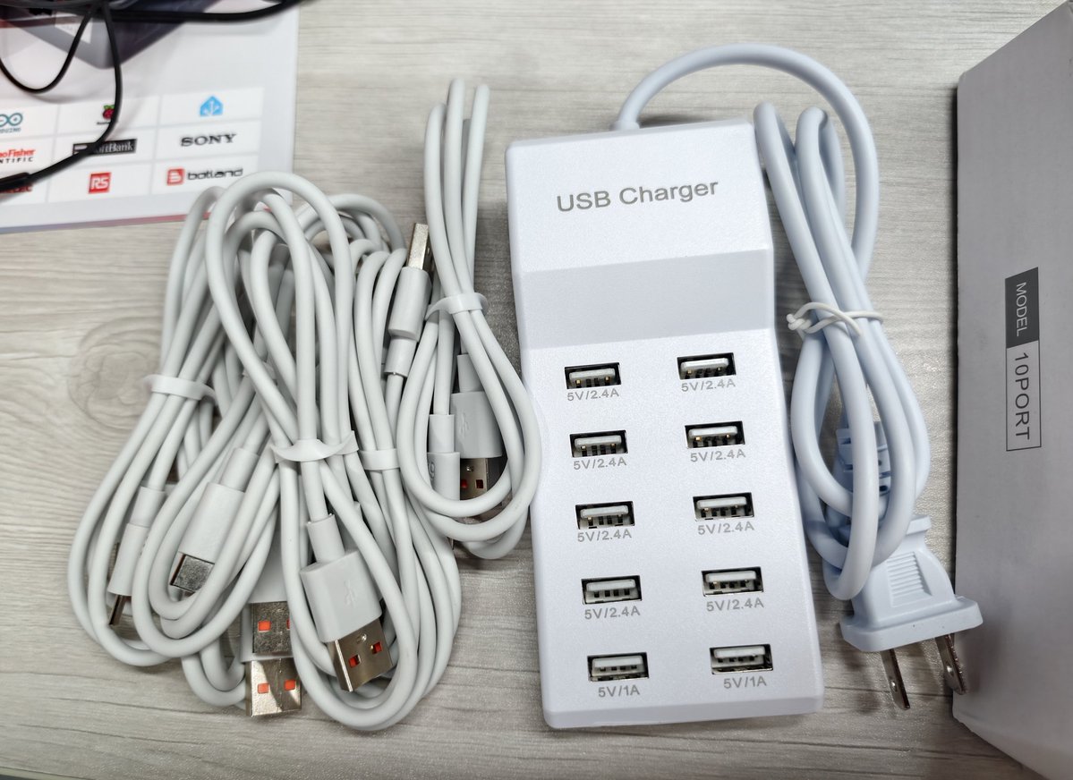 murayahk's tweet image. 日本の展示用に6ポート以上のUSB電源とUSBケーブル6本が必要になり、京東JD.com秒送で検索。意外と見つからない中で雑貨店の中で華強北のような工具類が多数ある店舗があり、配送料39元払って即入手、写真の店舗は電気関係でも100種類以上の取扱がありそうで、緊急時に役にたつかも?