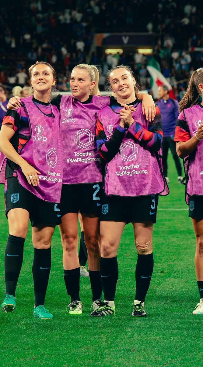 Mariano73178345's tweet image. Beautiful photo of Alessia Russo, Lotte and Niamh Charles 📸🫂😀🥰🤗✨️💜