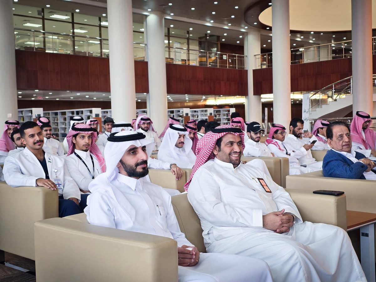 safkku's tweet image. بحضور سعادة عميد #عمادة_شؤون_الطلاب د. علي بن مسفر القحطاني اختُتم اليوم في المكتبة المركزية بالفرعاء برنامج &quot;إعداد القادة الواعدين&quot;، بتنظيم من #جامعة_الملك_خالد ممثلةً بوحدة التدريب والتبادل الطلابي، وشهد الحفل مشاركة أكثر من 40 طالبًا، حيث تم استعراض المشاريع الطلابية وتكريم…