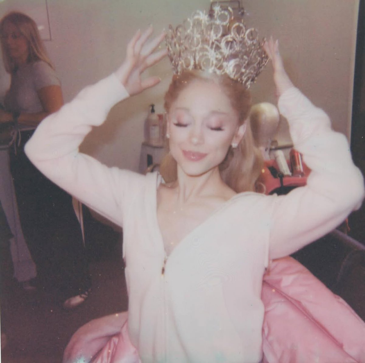 wicked_updates's tweet image. Ariana Grande in newly shared photos from the set of ‘WICKED’
(Via IG)