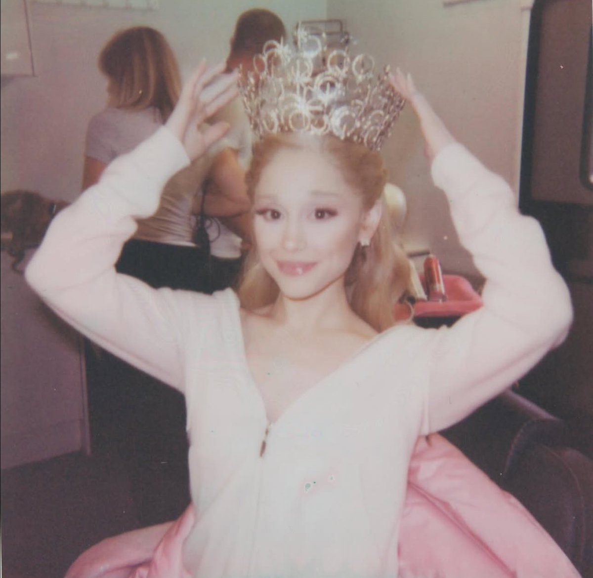 wicked_updates's tweet image. Ariana Grande in newly shared photos from the set of ‘WICKED’
(Via IG)