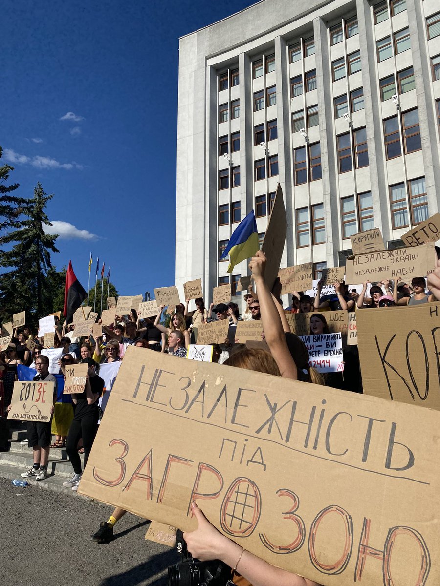 dushnilkaa's tweet image. увага: 10 проплачених студентів за словами тернопільської влади зібрались сьогодні