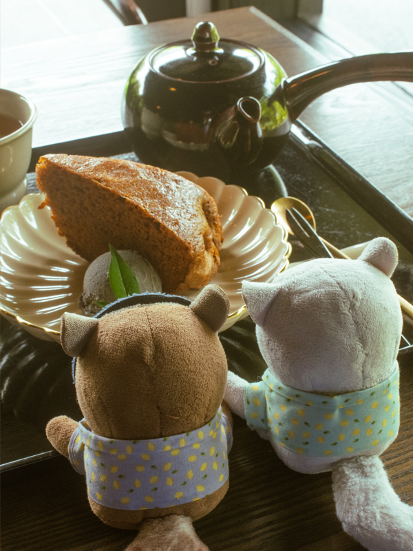 nui_and_photo's tweet image. やってきました鹿児島
桜島大根の薩摩焼を眺める鯉月ふぉぜ
ふくれ菓子に釘付けの鯉月ふぉぜ
路面電車に乗る鯉月ふぉぜ