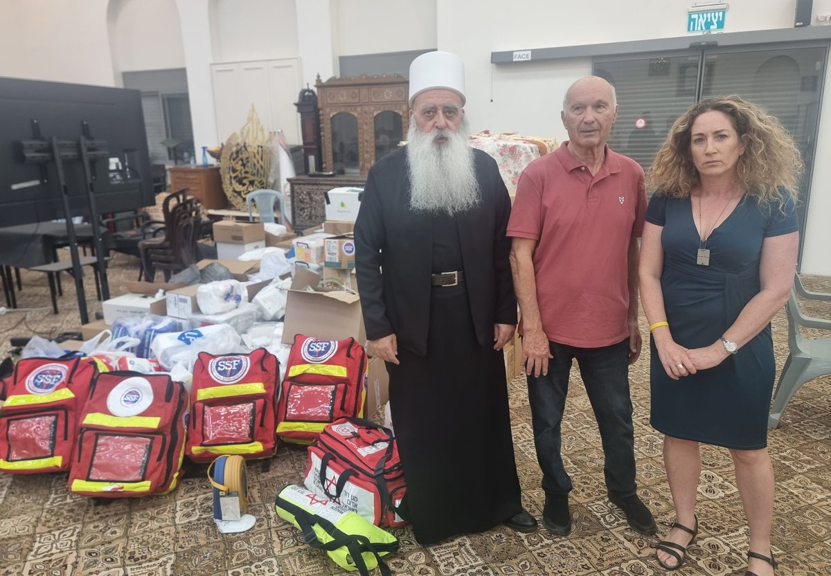 InbarBezek's tweet image. בימים האחרונים השלמנו את איסוף התרומות ורכש הציוד הרפואי עבור הסיוע לדרוזים בסוריה והיום הגעתי לג'וליס לביתו של השייח מואפק טאריף, מנהיג העדה הדרוזית בישראל, כדי להעבירו לידיו הנאמנות.
התרומות כוללות בעיקר ציוד רפואי לשטח ולטיפולים מצילי חיים. התמקדנו גם בתיקי עזרה ראשונה…