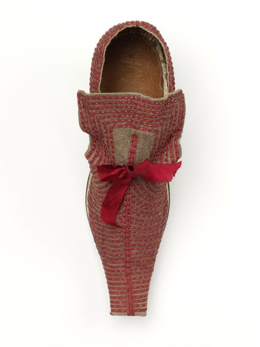 jdmccafferty's tweet image. Shoe, c. 1660-1680, English. Leather, pigskin, silk, silk thread, woven silk lace, linen thread, hand sewn. (V&A Museum, London)
