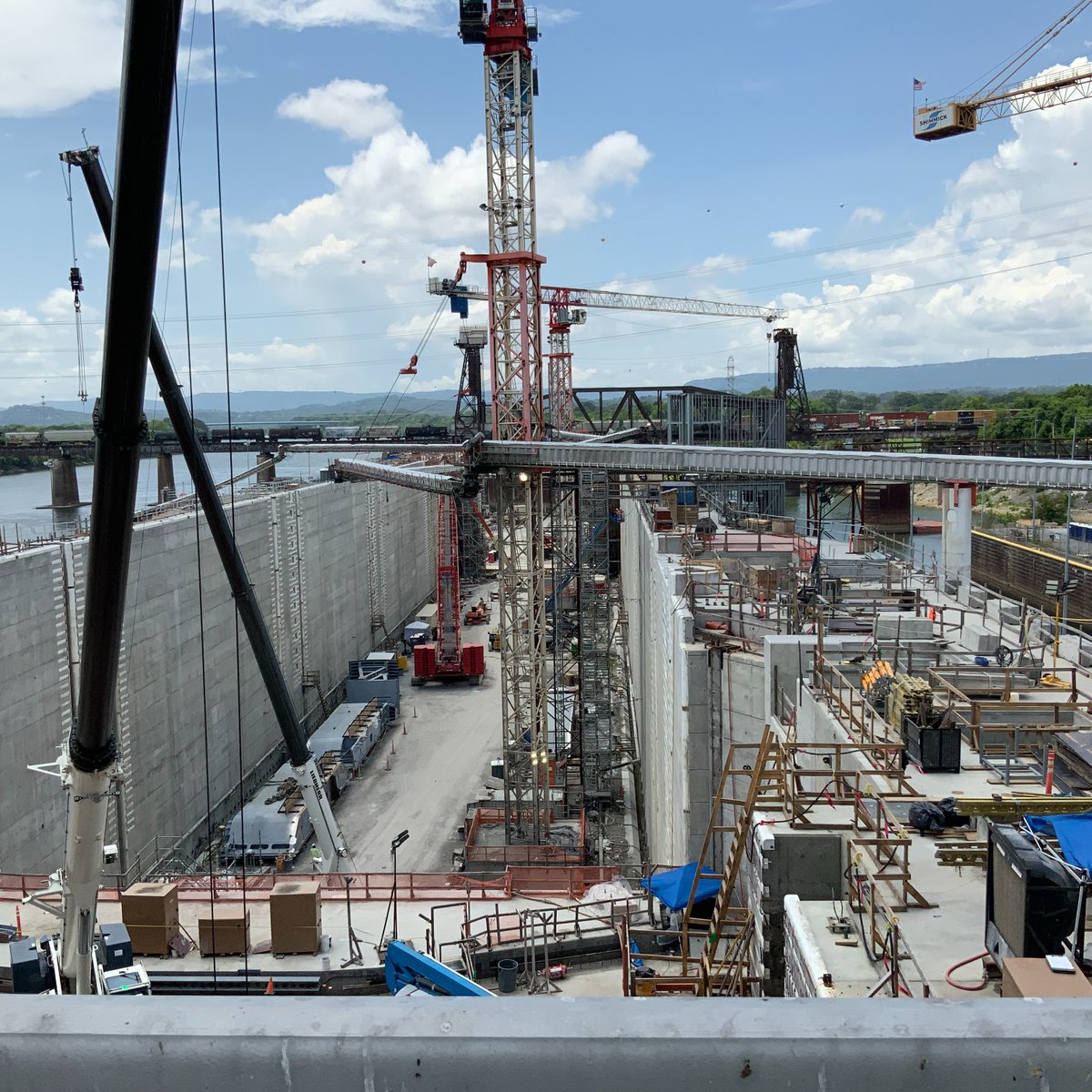 DOTMARAD's tweet image. Earlier this month, the Inland Waterways Gateway Office joined the U.S Army Corps of Engineers 2025 Navigator Stakeholder Meeting in Chattanooga, TN, to discuss the Chickamauga Lock Replacement Project. The critical upgrade is vital for safety and to maintain 318 miles of…