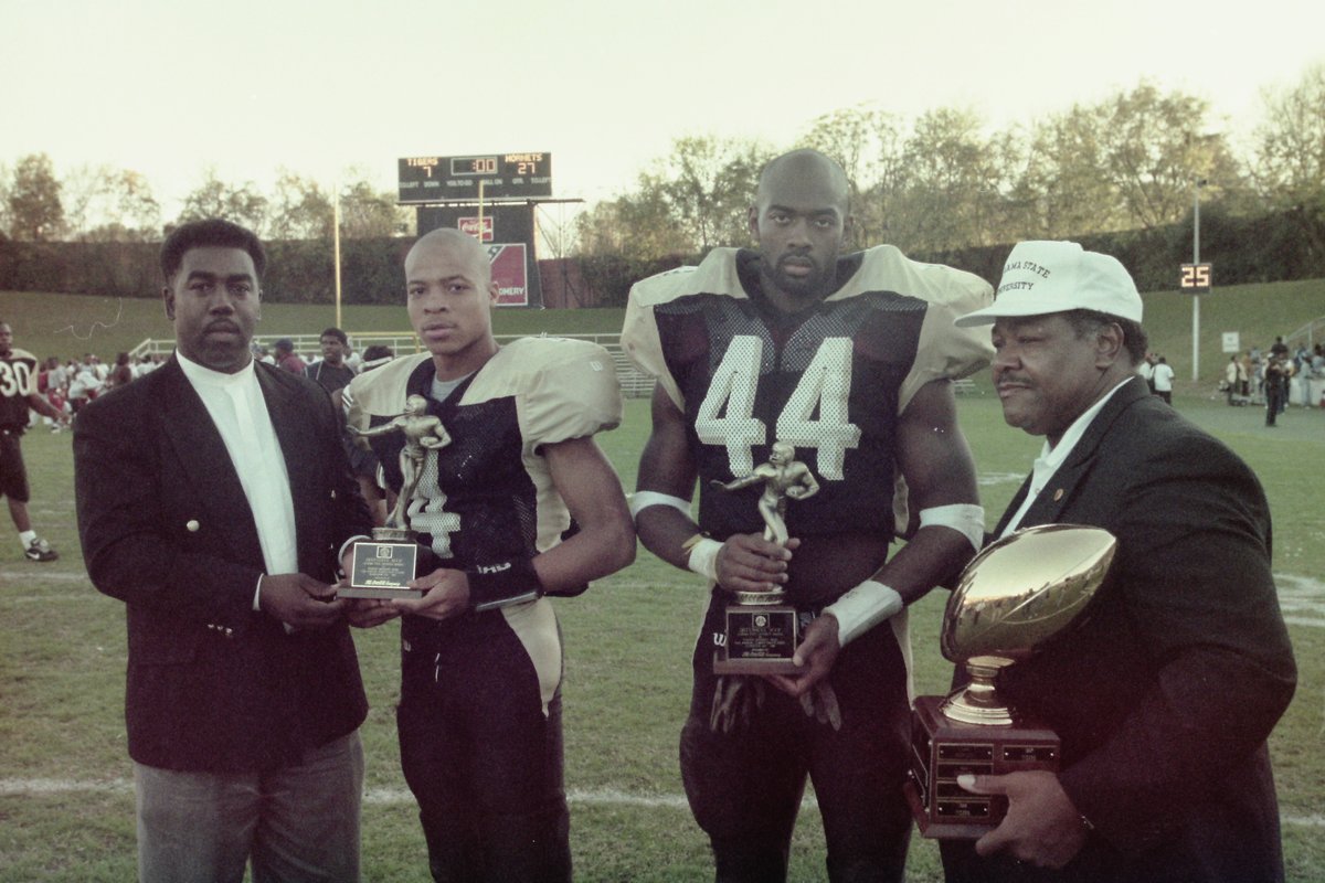 BamaStateSports's tweet image. 𝗧𝗵𝗲 𝗰𝗼𝘂𝗻𝘁𝗱𝗼𝘄𝗻 𝗰𝗼𝗻𝘁𝗶𝗻𝘂𝗲𝘀…
As we continue our countdown to Hall of Fame night, we want to recognize Class of 2022 inductee Darnell Kennedy — one of the most decorated quarterbacks in ASU history.
Kennedy still holds multiple Alabama State records, including…
