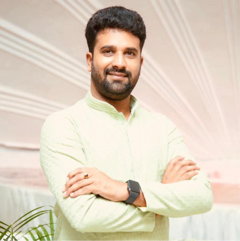ಆಂಧ್ರಪ್ರದೇಶ ರಾಜ್ಯದ ಬಾಪಟ್ಲ ಜಿಲ್ಲೆಯಲ್ಲಿ ಮಹದೇವಪುರ ವಿಧಾನಸಭಾ ಕ್ಷೇತ್ರದ ನಮ್ಮ ಮುಖಂಡರಾದ ಶ್ರೀ ವೀರಸ್ವಾಮಿ ರೆಡ್ಡಿ ಮತ್ತು ಅವರ ಪುತ್ರ, ಯುವ ಮುಖಂಡ ಪ್ರಶಾಂತ್ ರೆಡ್ಡಿ ಅವರ ಅಮಾನವೀಯ ಹತ್ಯೆ ಆಘಾತ ತಂದಿದೆ.

ಆಂಧ್ರಪ್ರದೇಶ ಪೊಲೀಸರು ಶೀಘ್ರವಾಗಿ ತಪ್ಪಿತಸ್ಥರನ್ನು ಬಂಧಿಸಿ ಕಠಿಣ ಕಾನೂನು ಕ್ರಮ ಕೈಗೊಳ್ಳಬೇಕೆಂದು ಒತ್ತಾಯಿಸುತ್ತೇನೆ.