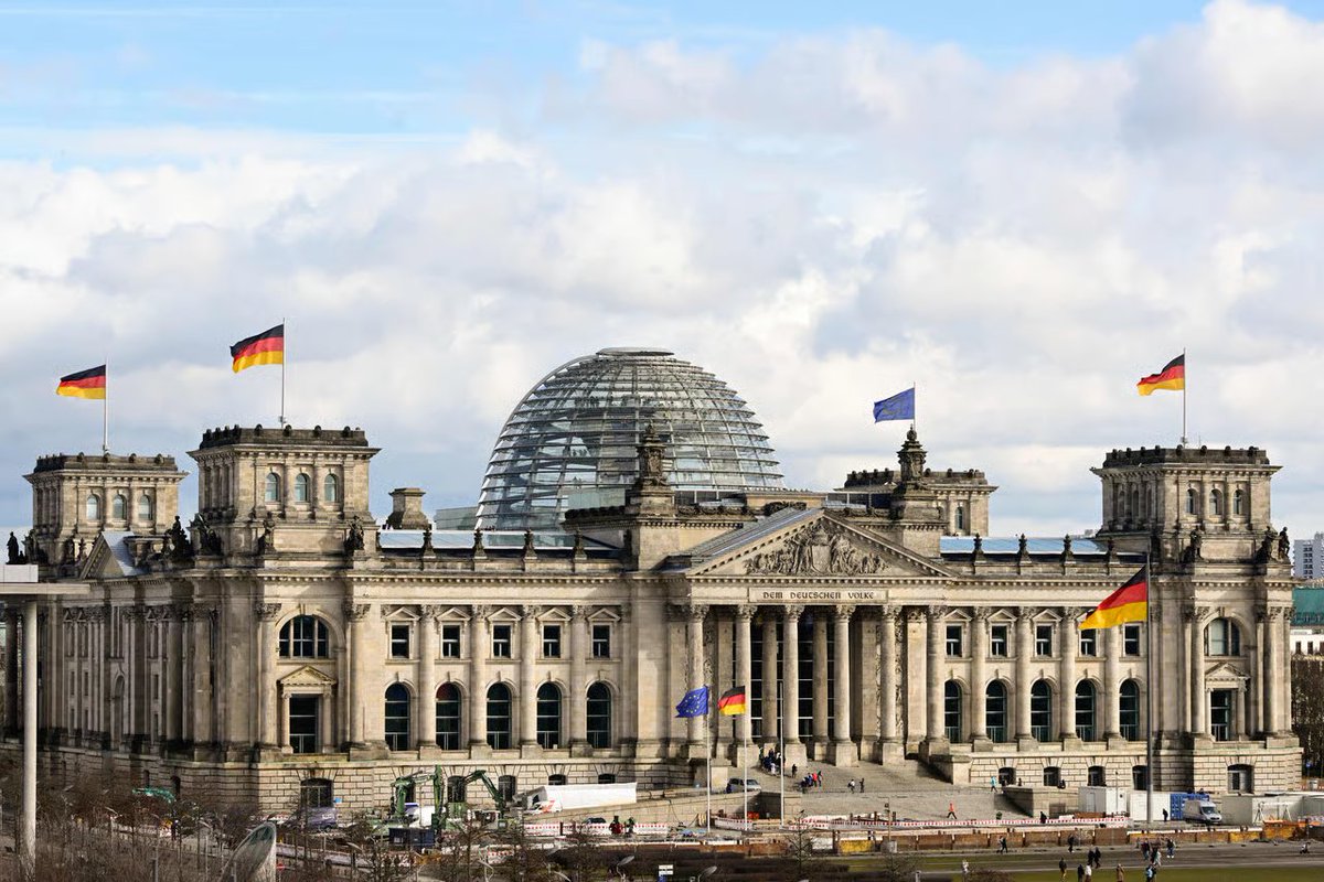 KurtCouchman's tweet image. Germany is in a pickle.
Good: A constitutional mandate for a comprehensive budget with all spending and revenue.
Bad: Blocking the legislature from managing the out years (yellow highlight).
Ugly: Old-age spending squeezes everything else and puts balance out of reach.