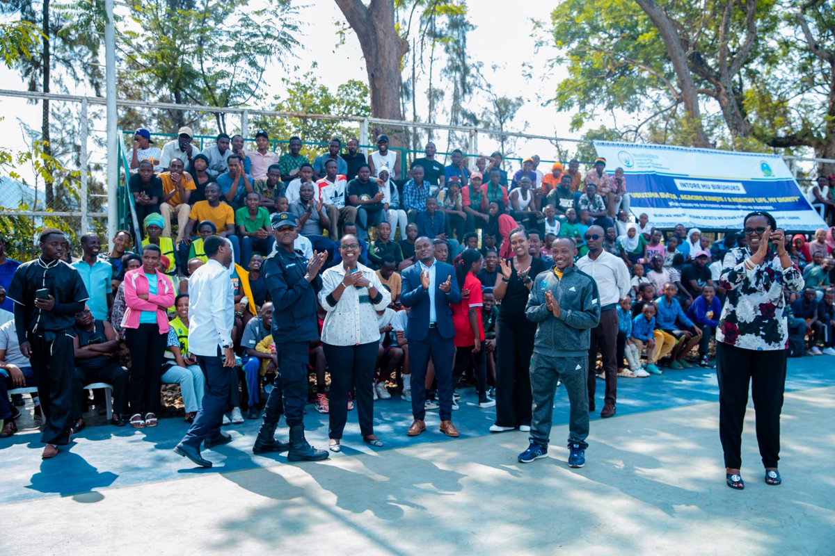 Nyarugenge District (@nyarugenge) on Twitter photo Uyu munsi, Umunyamabanga wa Leta <a href="/RwandaYouthArts/">Ministry of Youth and Arts | Rwanda</a>, Ms <a href="/XandrineUmutoni/">Sandrine Umutoni</a> yifatanyije n’Urubyiruko kuri Club Rafiki #Nyarugenge ahatangirijwe gahunda yo kwita ku bana n’urubyiruko mu biruhuko. Ni igikorwa cyitabiriwe na VM <a href="/Urujeni1/">UrujeniMartine</a>, DEA <a href="/AlexisIngangare/">ingangare alexis</a> n’imbaga y'urubyiruko Uyu munsi, Umunyamabanga wa Leta <a href="/RwandaYouthArts/">Ministry of Youth and Arts | Rwanda</a>, Ms <a href="/XandrineUmutoni/">Sandrine Umutoni</a> yifatanyije n’Urubyiruko kuri Club Rafiki #Nyarugenge ahatangirijwe gahunda yo kwita ku bana n’urubyiruko mu biruhuko. Ni igikorwa cyitabiriwe na VM <a href="/Urujeni1/">UrujeniMartine</a>, DEA <a href="/AlexisIngangare/">ingangare alexis</a> n’imbaga y'urubyiruko