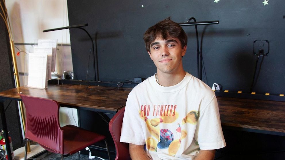EvanKirstel's tweet image. Teens say they are turning to AI for advice, friendship and 'to get out of thinking' Teenagers are increasingly turning to AI for advice, emotional support and decision-making, according to a new study abcnews.go.com/Business/wireS…