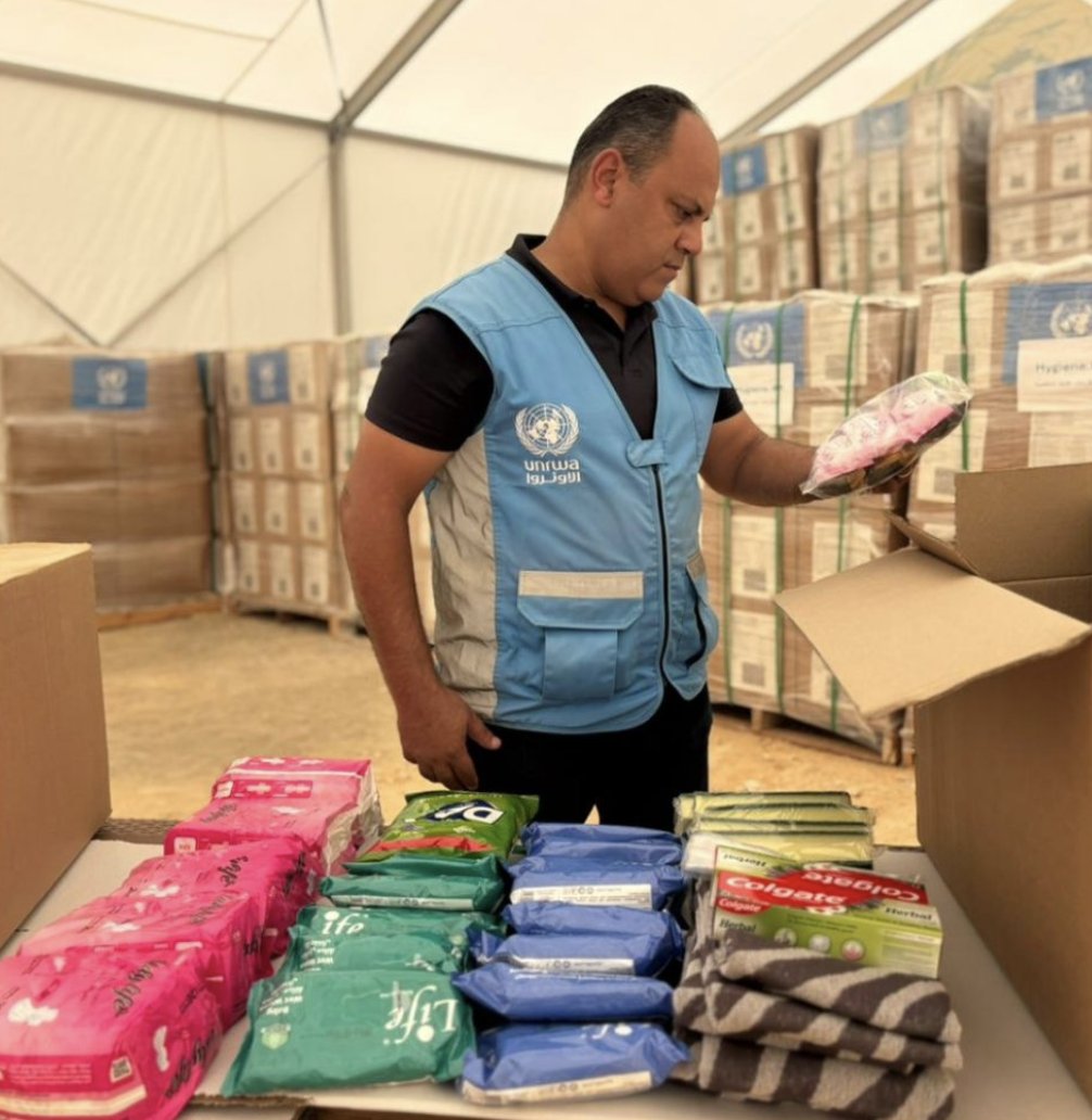 UNRWAes's tweet image. Mientras en Gaza la población tiene graves dificultades para encontrar jabón o pañales, miles de kits de higiene están empaquetados y listos en nuestros almacenes de UNRWA en Jordania y Egipto.
Seguimos esperando poder entrar en la Franja.
Dejen entrar la ayuda.