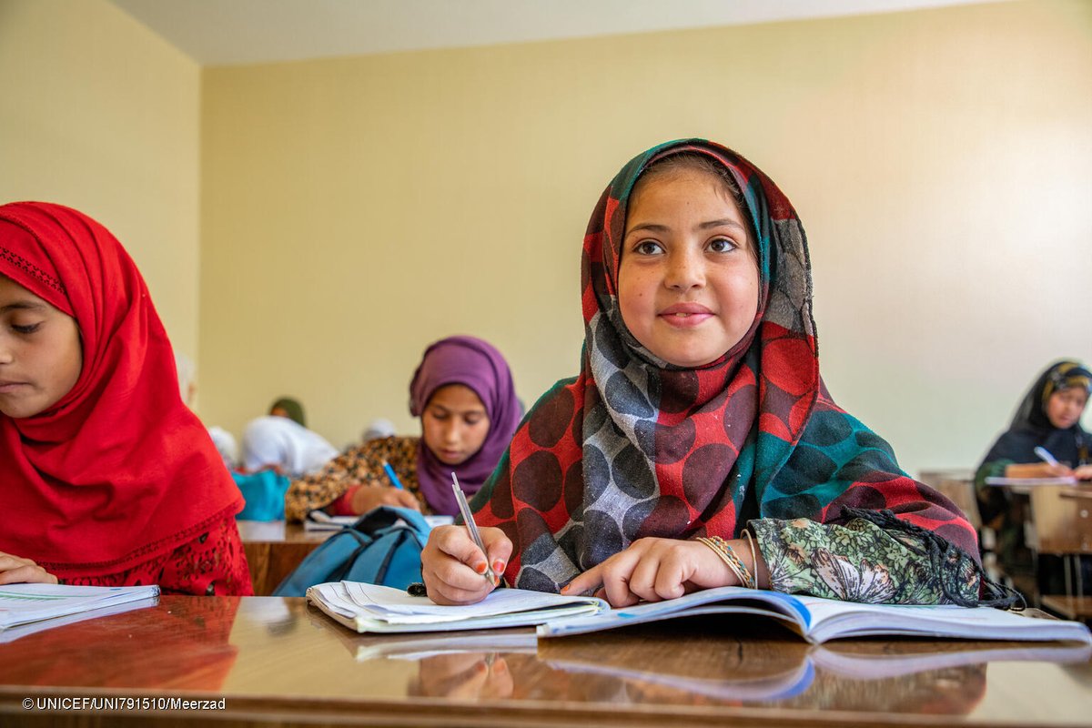 "عندما أُغلقت مدرستنا، افتقدت الدراسة كثيرًا"، تقول آمنة، 11 عامًا، من أفغانستان، والتي فقدت والديها بعد الفيضانات المفاجئة العام الماضي.

اليوم، عادت آمنة إلى مكانها الآمن... مقعد الدراسة، بفضل دعم اليونيسف وشركائها الذين أعادوا بناء مدرستها.

#لكل_طفل، تعليم