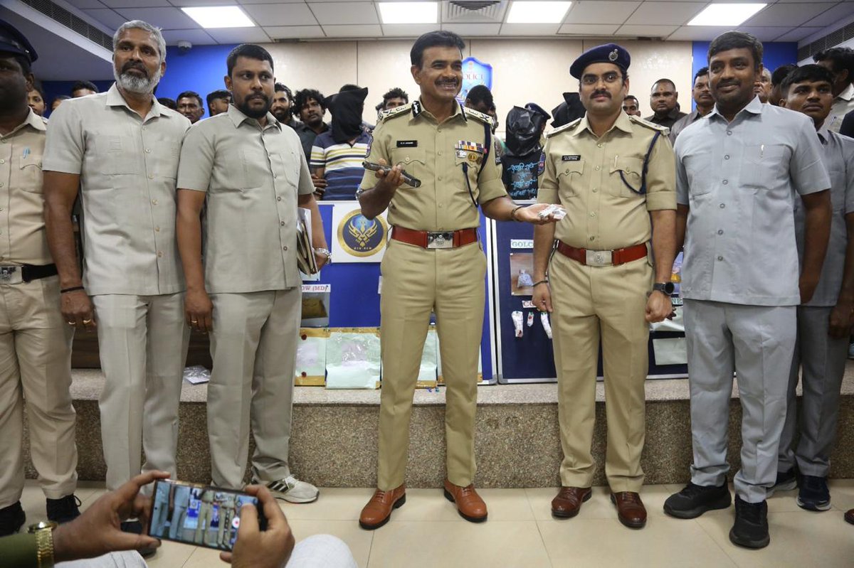 CPHydCity's tweet image. Hyderabad Narcotics Enforcement Wing (HNEW), in coordination with local police stations including Begum Bazar, Golconda, and Bollaram Police, has successfully apprehended multiple drug offenders involved in interstate and local drug trafficking operations, demonstrating…