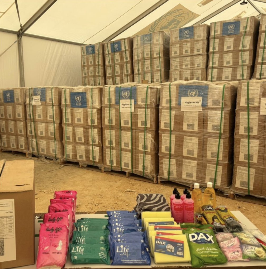 UNRWAes's tweet image. Mientras en Gaza la población tiene graves dificultades para encontrar jabón o pañales, miles de kits de higiene están empaquetados y listos en nuestros almacenes de UNRWA en Jordania y Egipto.
Seguimos esperando poder entrar en la Franja.
Dejen entrar la ayuda.