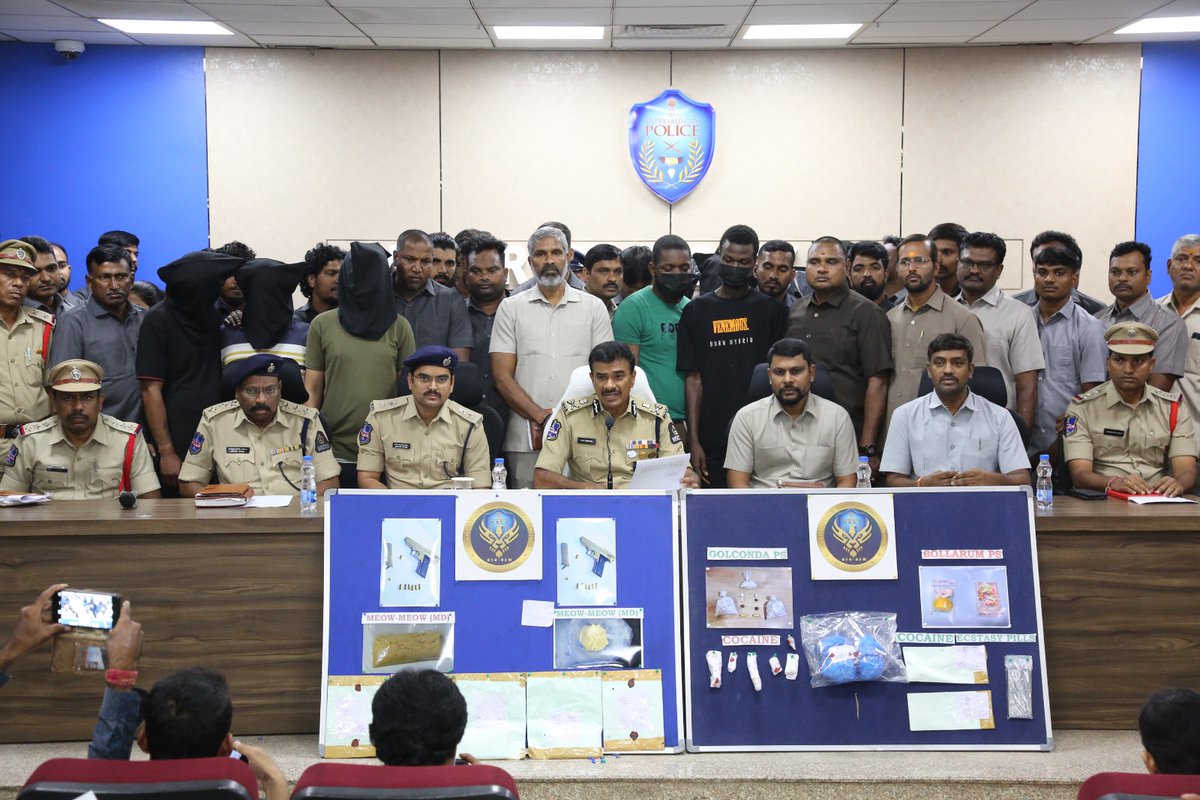 CPHydCity's tweet image. Hyderabad Narcotics Enforcement Wing (HNEW), in coordination with local police stations including Begum Bazar, Golconda, and Bollaram Police, has successfully apprehended multiple drug offenders involved in interstate and local drug trafficking operations, demonstrating…
