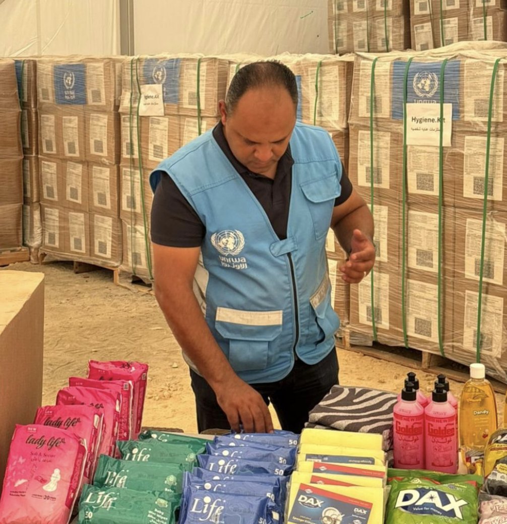 UNRWAes's tweet image. Mientras en Gaza la población tiene graves dificultades para encontrar jabón o pañales, miles de kits de higiene están empaquetados y listos en nuestros almacenes de UNRWA en Jordania y Egipto.
Seguimos esperando poder entrar en la Franja.
Dejen entrar la ayuda.