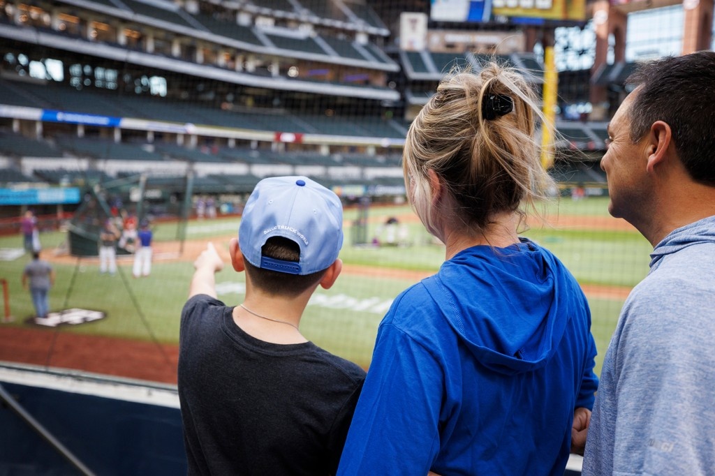 GlobeLifeField's tweet image. UPGRADE YOUR GAME DAY ⬆️
Join us for a Pregame Tour to see the behind the scenes magic of game days, explore the ballpark before the gates open to the public, and watch batting practice from right behind the @Rangers dugout!
Book your tour TODAY⬇️
🎟️:l8r.it/2sSz