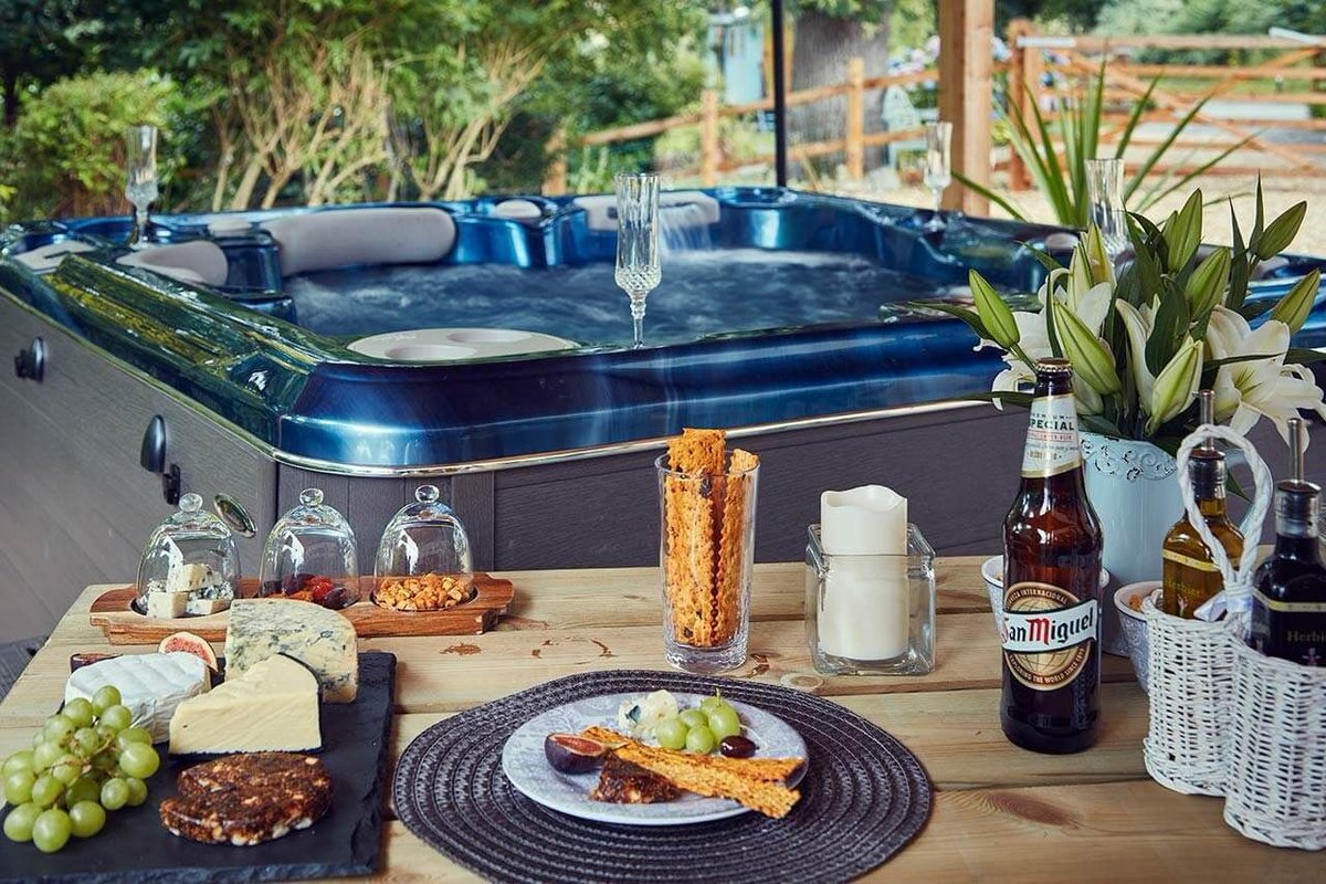 aroundaboutbrit's tweet image. Upper Gelli offers exclusive 5-star holiday accommodation with breathtaking views over the rolling Welsh countryside.
🏡 Self Catering
aroundaboutbritain.co.uk/Powys/15336
@uppergelli #Luxury #Wales #5Star #Countryside #Escape #HotTub #Romantic #Getaway #BachLodge #PeacefulStays #Explore