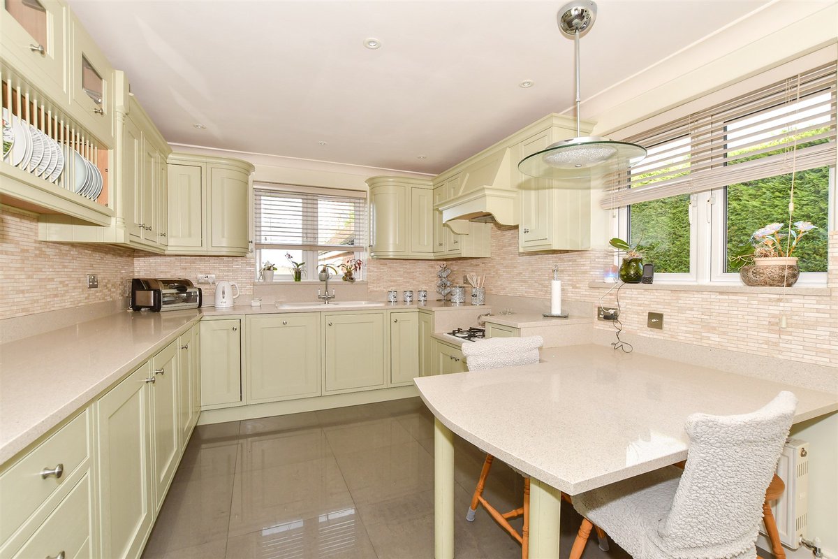 🏡 4 Bedrooms | Ashington, West Sussex

Detached chalet-style bungalow with a detached garage, and spacious accommodation including a generous size lounge looking out onto the large garden.

Find out more and book your viewing:
👉 birdeye.cx/ymv8my