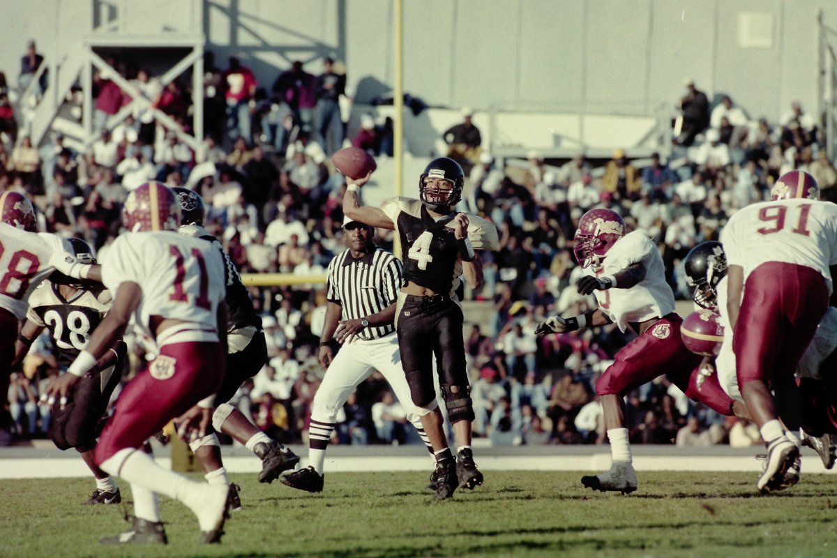 BamaStateSports's tweet image. 𝗧𝗵𝗲 𝗰𝗼𝘂𝗻𝘁𝗱𝗼𝘄𝗻 𝗰𝗼𝗻𝘁𝗶𝗻𝘂𝗲𝘀…
As we continue our countdown to Hall of Fame night, we want to recognize Class of 2022 inductee Darnell Kennedy — one of the most decorated quarterbacks in ASU history.
Kennedy still holds multiple Alabama State records, including…