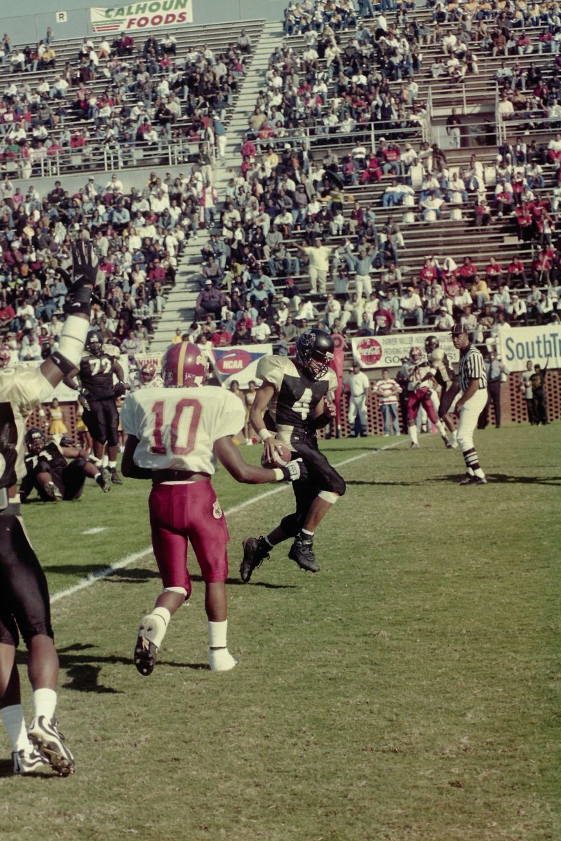 BamaStateSports's tweet image. 𝗧𝗵𝗲 𝗰𝗼𝘂𝗻𝘁𝗱𝗼𝘄𝗻 𝗰𝗼𝗻𝘁𝗶𝗻𝘂𝗲𝘀…
As we continue our countdown to Hall of Fame night, we want to recognize Class of 2022 inductee Darnell Kennedy — one of the most decorated quarterbacks in ASU history.
Kennedy still holds multiple Alabama State records, including…