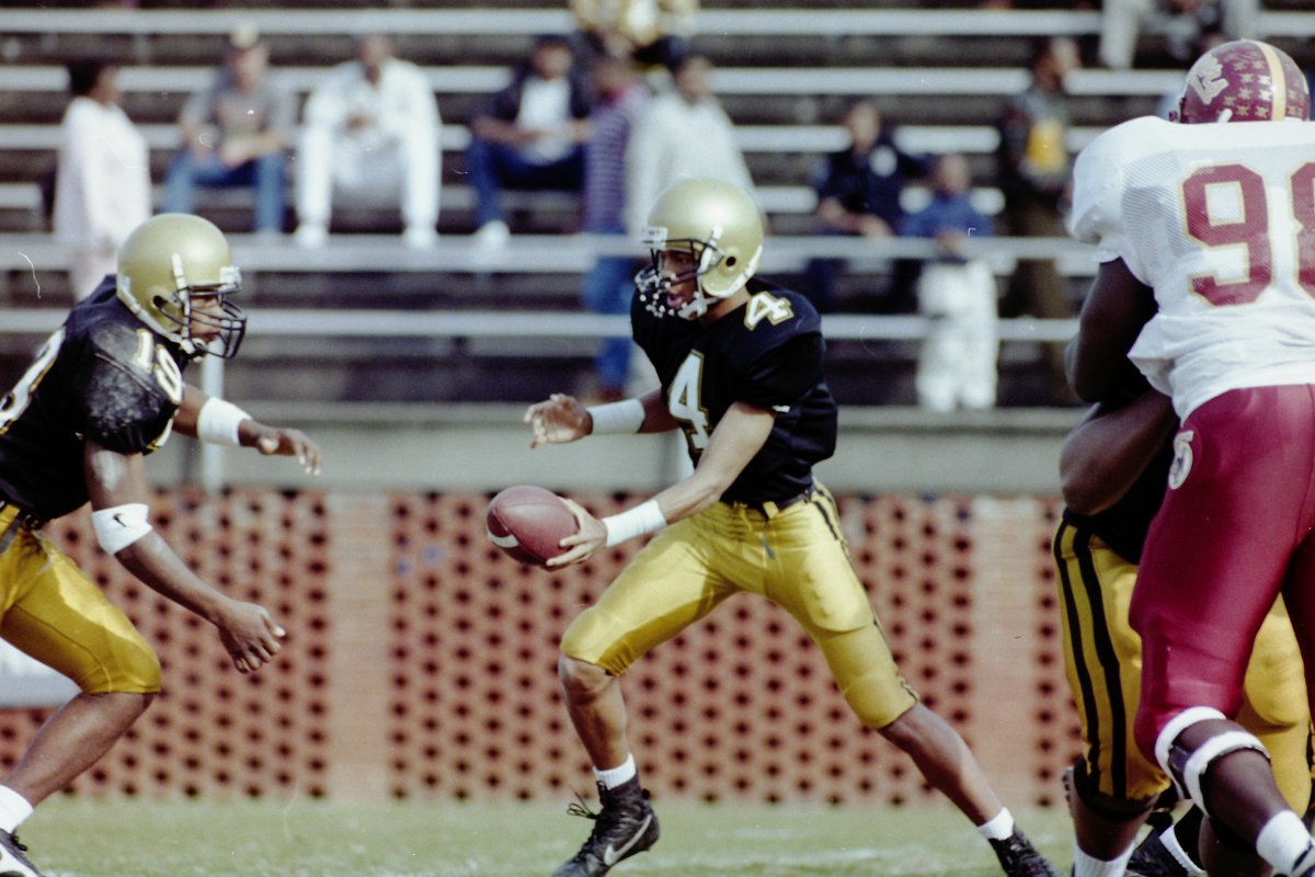 BamaStateSports's tweet image. 𝗧𝗵𝗲 𝗰𝗼𝘂𝗻𝘁𝗱𝗼𝘄𝗻 𝗰𝗼𝗻𝘁𝗶𝗻𝘂𝗲𝘀…
As we continue our countdown to Hall of Fame night, we want to recognize Class of 2022 inductee Darnell Kennedy — one of the most decorated quarterbacks in ASU history.
Kennedy still holds multiple Alabama State records, including…