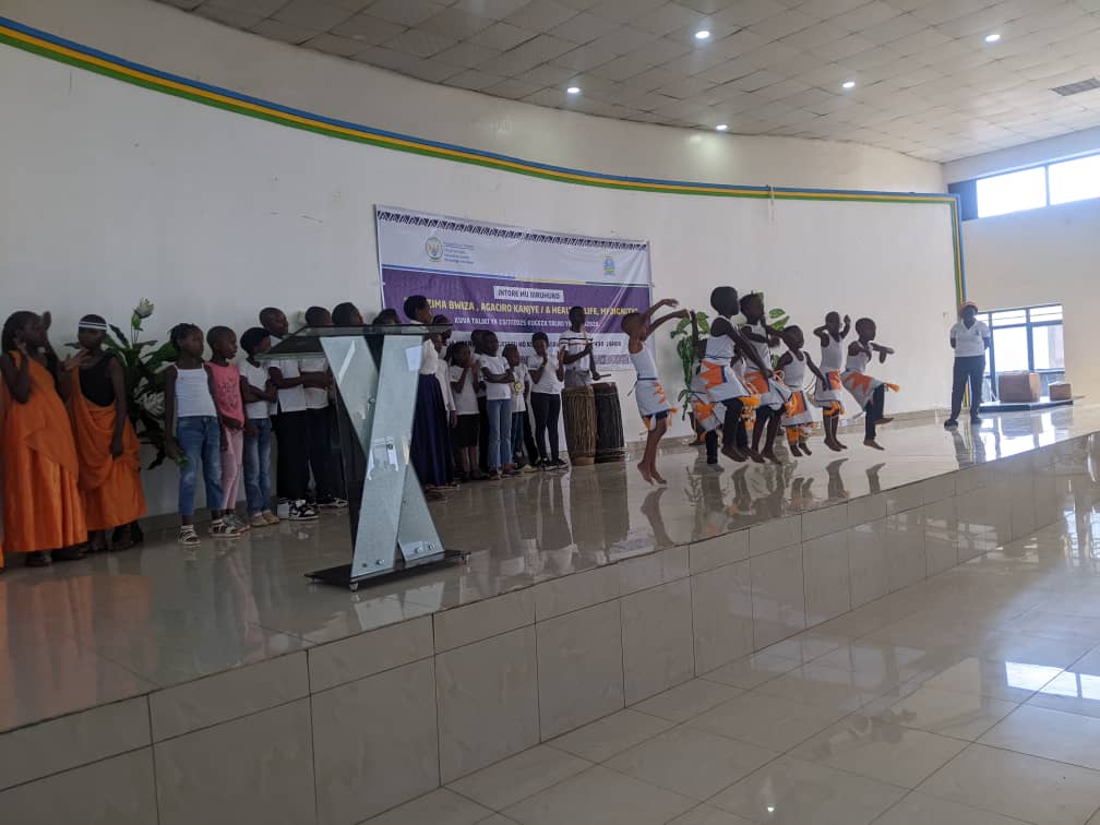 Gisozi Youth volunteers (@gisoziyvcp) on Twitter photo Muri gahunda Y'intore murubyiruko yatangijwe hirya no hino mu turere no mu mirenge <a href="/gisozisector/">Gisozi Sector</a> naho ibirori byari akataraboneka aho abana mungeri zitandukanye bidagaduye bakagirwa inama nabayobozi munzego zitandukanye zuburyo bakwiye kwitwara mu biruhuko Muri gahunda Y'intore murubyiruko yatangijwe hirya no hino mu turere no mu mirenge <a href="/gisozisector/">Gisozi Sector</a> naho ibirori byari akataraboneka aho abana mungeri zitandukanye bidagaduye bakagirwa inama nabayobozi munzego zitandukanye zuburyo bakwiye kwitwara mu biruhuko