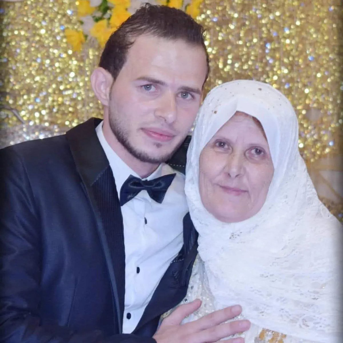 اللهم كن لهم فليس لهم احد سواك...
"اتصلت  بي أمي عمرها 68 سنة بصوت متعب قالتلي
يا ابني ابعتلي شوية عدس أو خبز أي شي بسيط أنا مريضة سكر وما بقدر أتحمّل الجوع
كنت وقتها واقف بشغلي بنقل وجع الناس وأنا نفسي في قلب الوجع
قبلها بساعة وصلتني مكالمة من زوجتي
أولادك مش آكلين من يومين
وقفت