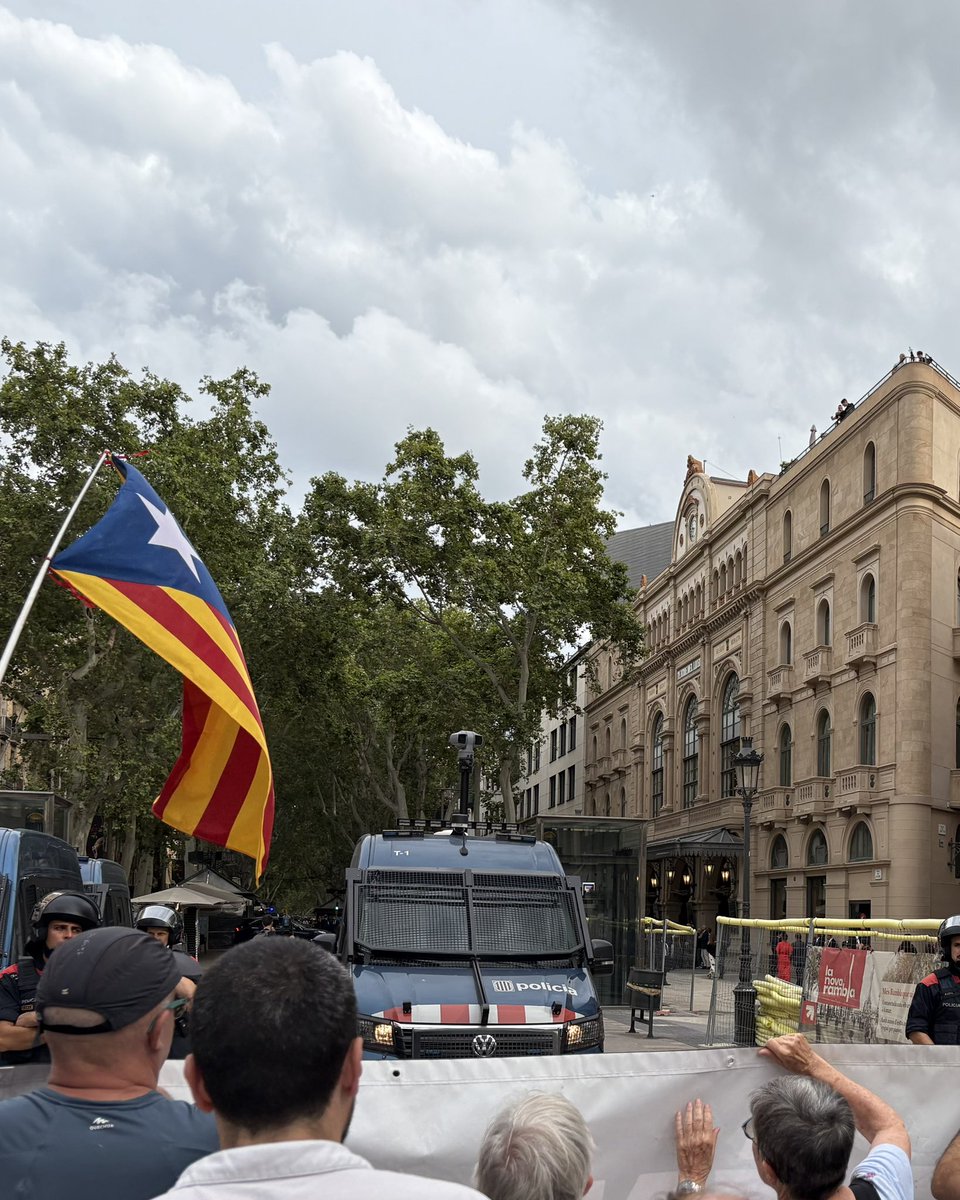 vadorverges's tweet image. El Rey espanyol ens vigila amb franctiradors amb metralleta des del terrat del Liceu. Vol fer-se estimar pels catalans. Ja ens ho va dir el 3-O. FORA!