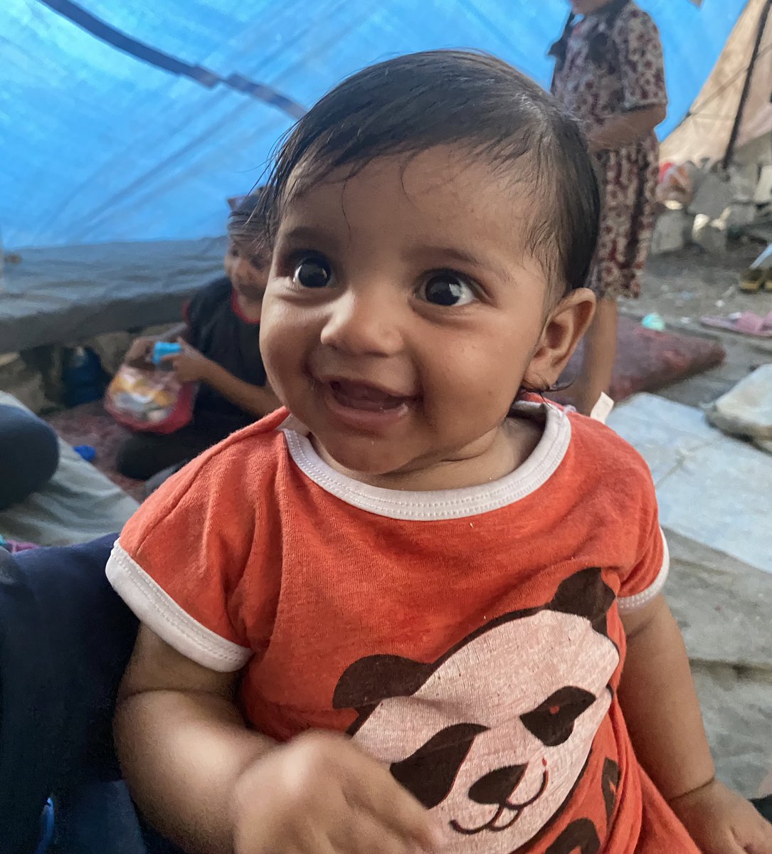 Abeer_Gaza's tweet photo. 🙏🥹🆘💔👨‍👩‍👧‍👦Help me with a little bit so that I can feed my little sisters and my mother, please. Since this morning I have been selling iced water and I will not get the money for a kilo of flour. https://t.co/FCuyUkaZQ1 https://t.co/lIOvmWjuwC