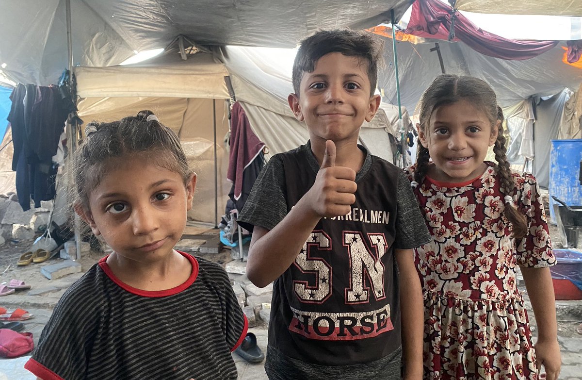 Abeer_Gaza's tweet photo. 🙏🥹🆘💔👨‍👩‍👧‍👦Help me with a little bit so that I can feed my little sisters and my mother, please. Since this morning I have been selling iced water and I will not get the money for a kilo of flour. https://t.co/FCuyUkaZQ1 https://t.co/lIOvmWjuwC