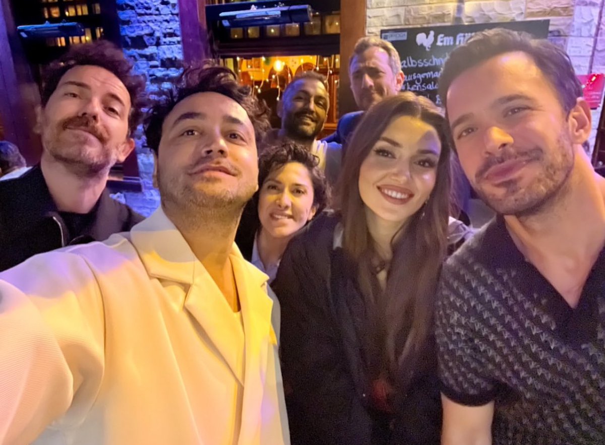 portalhandebr's tweet image. 📲 | Nova foto de Hande com a equipe de #AşkıHatırla postada pelo roteirista Ahmet Vatan.

• #HandeErçel • #BarışArduç •