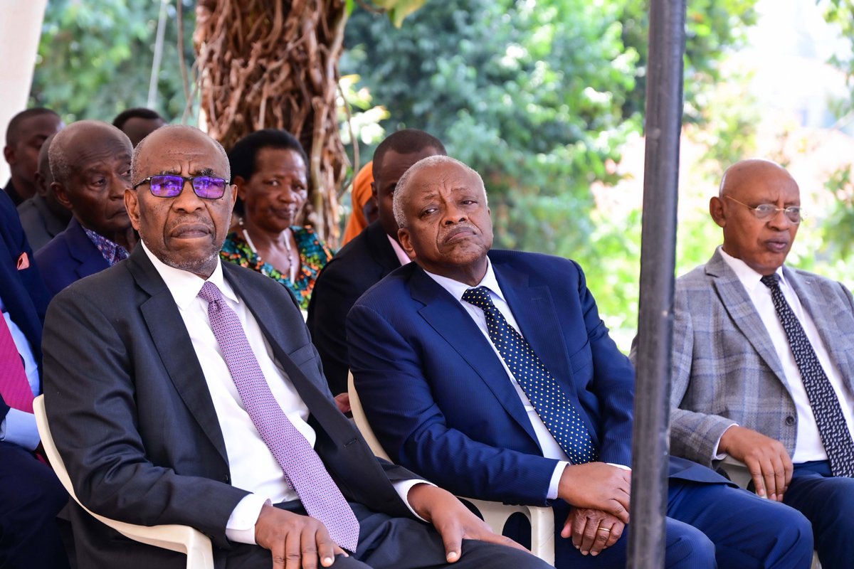 KagutaMuseveni's tweet image. This afternoon, I passed by the home of the late Professor George Kanyeihamba in Bugiza to commiserate with his family.
We, the people of this area, received a new idea with the arrival of Christianity: that when we die, we go to heaven. Before that concept, our belief was in…