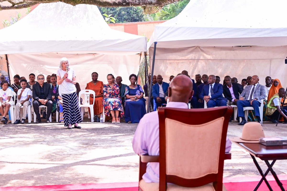 KagutaMuseveni's tweet image. This afternoon, I passed by the home of the late Professor George Kanyeihamba in Bugiza to commiserate with his family.
We, the people of this area, received a new idea with the arrival of Christianity: that when we die, we go to heaven. Before that concept, our belief was in…