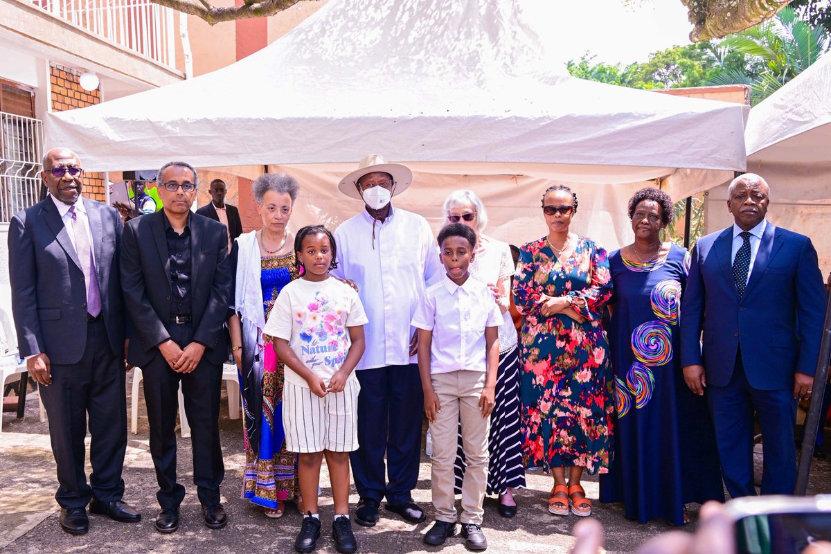 KagutaMuseveni's tweet image. This afternoon, I passed by the home of the late Professor George Kanyeihamba in Bugiza to commiserate with his family.
We, the people of this area, received a new idea with the arrival of Christianity: that when we die, we go to heaven. Before that concept, our belief was in…