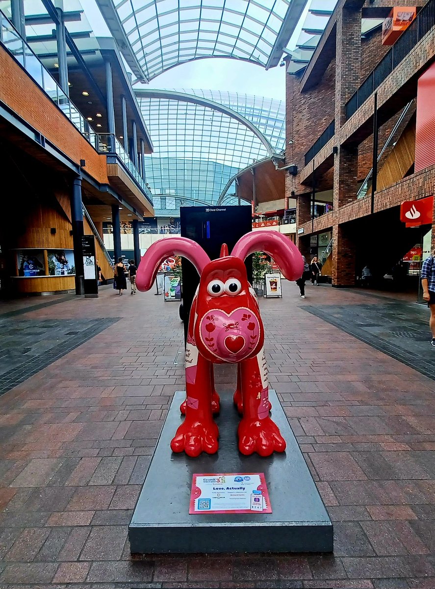 StartLicensing's tweet photo. On the trail in #Bristol 
@aardman @thegrandappeal #gromitunleashed3
Lovely to see the #statues and also to see how many people are having fun participating. 
@VisitBristol 
#aardman #Wallace #gromit #feathers #norbot 
@CabotCircus https://t.co/m85K602Xhy