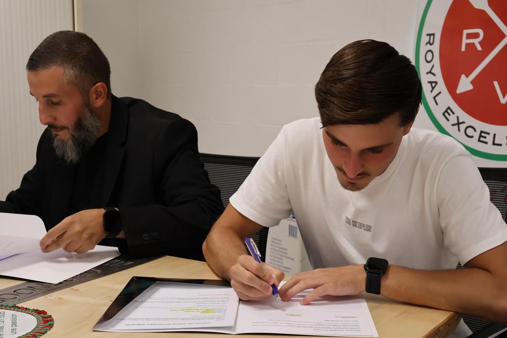excelsiorvirton's tweet photo. Liam Genève signe son 1er contrat professionnel !
Formé au club, Liam portait nos couleurs sous contrat jeune ces dernières saisons.
Il franchit une étape importante en signant son 1er contrat avec le RE Virton.
Bravo Liam💚
#REVirton #ContratPro #Formation #FiertéDuClub https://t.co/MoCO8v8zgF