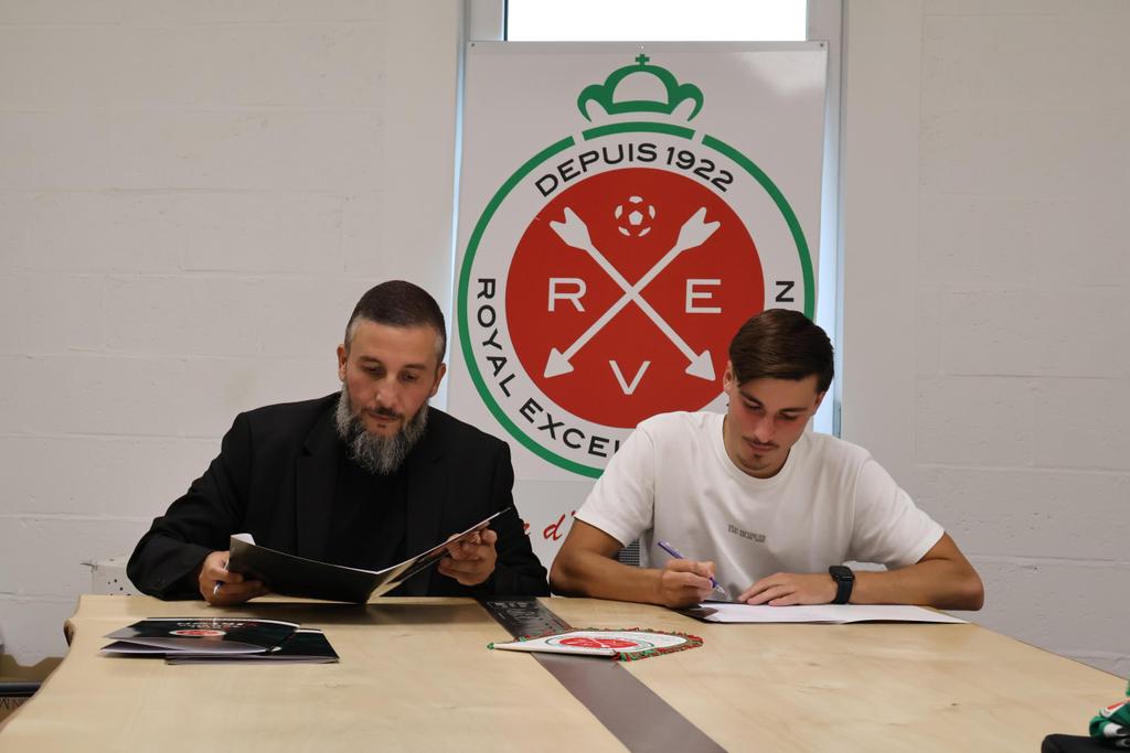 excelsiorvirton's tweet photo. Liam Genève signe son 1er contrat professionnel !
Formé au club, Liam portait nos couleurs sous contrat jeune ces dernières saisons.
Il franchit une étape importante en signant son 1er contrat avec le RE Virton.
Bravo Liam💚
#REVirton #ContratPro #Formation #FiertéDuClub https://t.co/MoCO8v8zgF