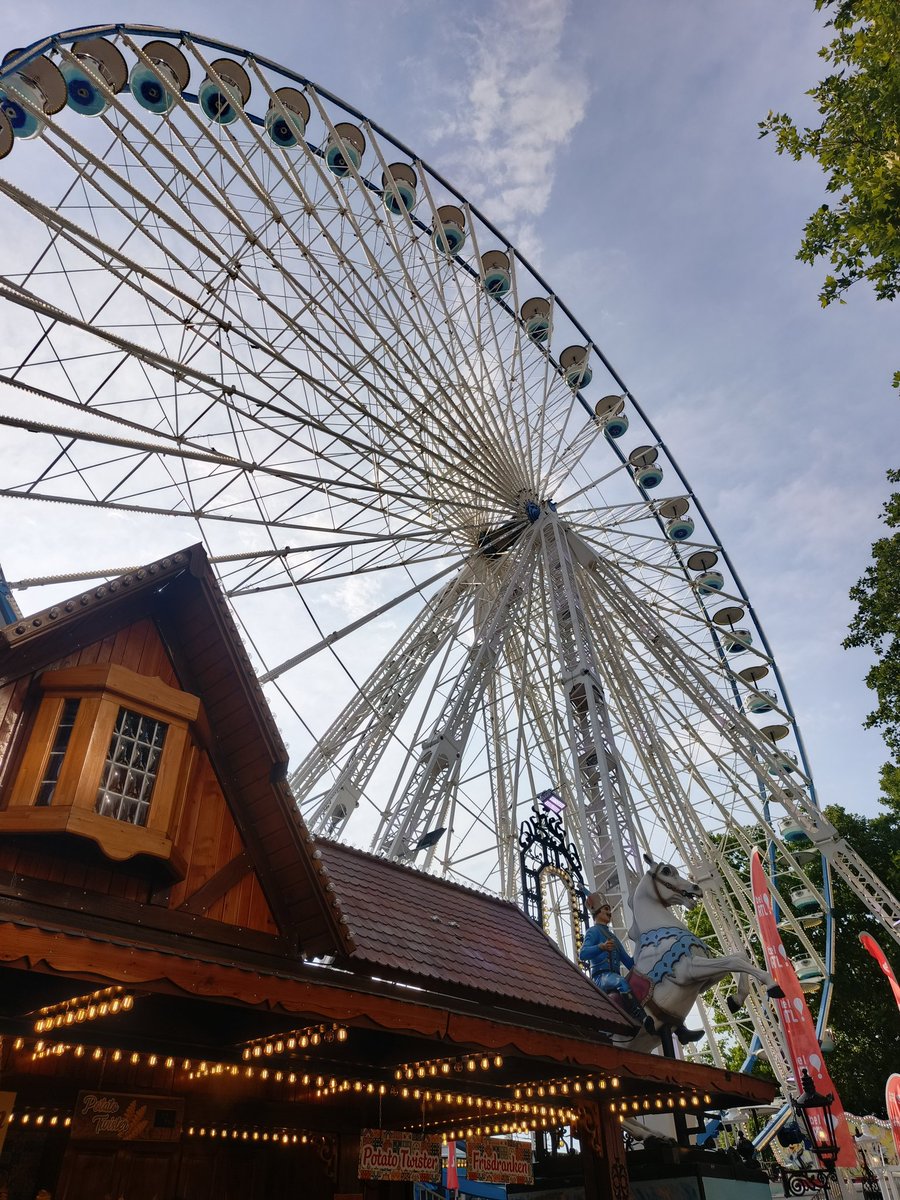 LavissimaB's tweet image. Foire du Midi. Bruyant, populaire mais tellement bruxellois.
Allez y. Ce n'est pas crier Vive la Belgique sur commande qui montre la belgitude, mais l'attachement à ses traditions, ses joies et ses fêtes.