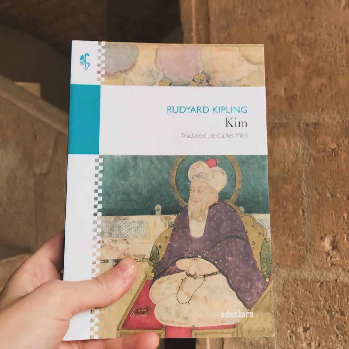 ADESIARAEDITORI's tweet image. Diuen els entesos que és la millor novel·la de Kipling, i nosaltres no els portarem pas la contrària. Novel·la d’aventures, novel·la d’espies, novel·la d’iniciació, novel·la picaresca, la lectura d’aquesta obra genial no s’oblida. I, a més, la traducció de Carles Miró és brutal.