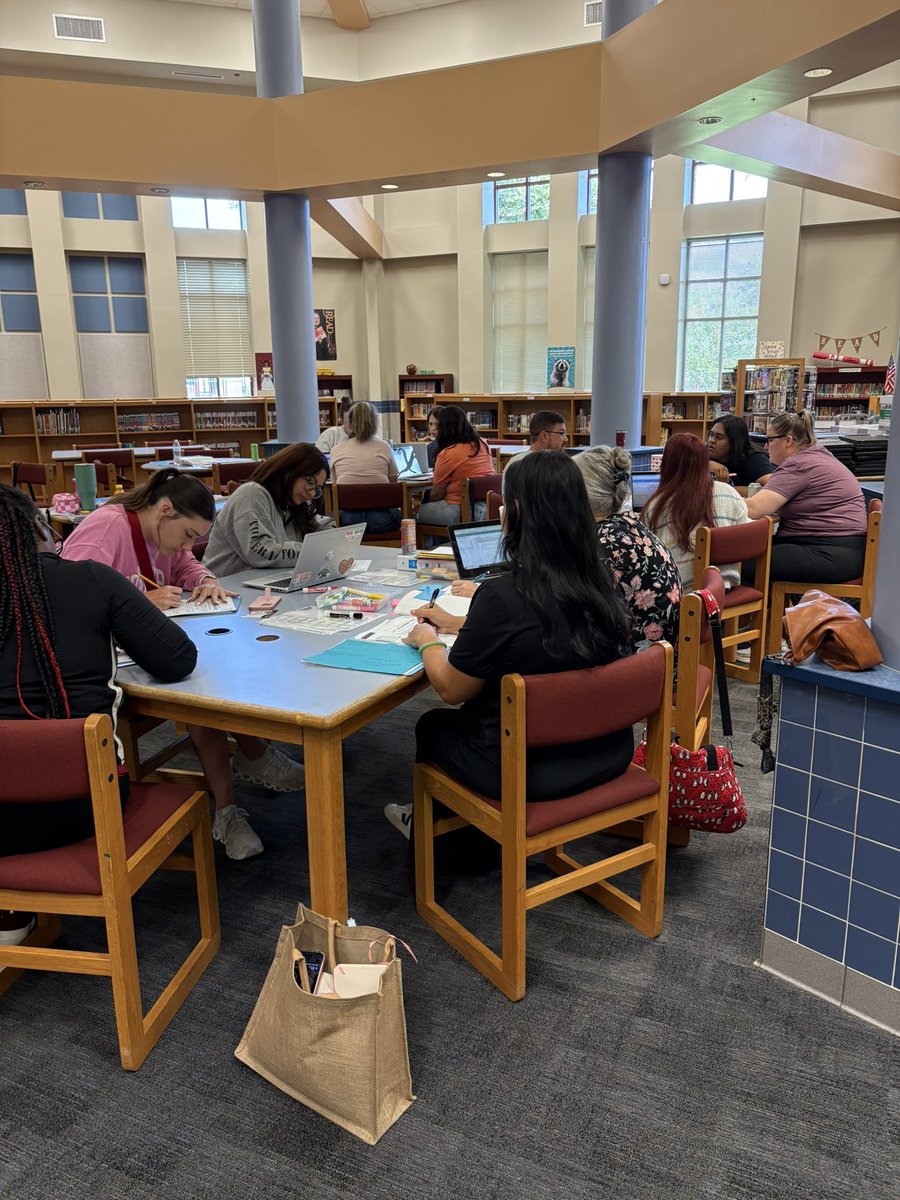 HalbardierELALP's tweet image. Kindergarten teachers were hard at work refining our Word Recognition practices and diving into all their HMH planning tools! #lplegacy