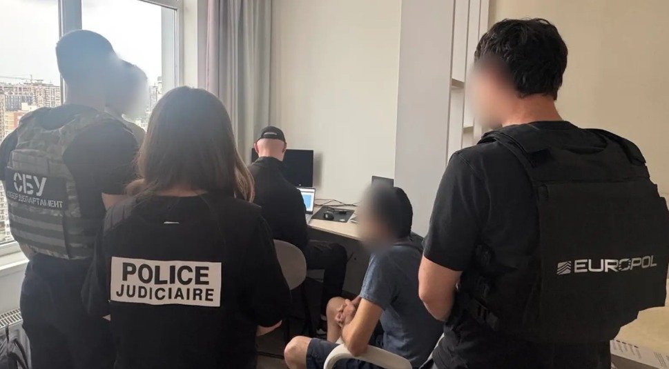 ivancastl's tweet image. Arrestan en Kiev al administrador del foro de ciberdelincuencia en ruso xss.is. Varios actores de América Latina tenían presencia en ese grupo, incluyendo algunos que han atacado a México. Mantenían comunicación con ciberdelincuentes rusos y compartían…