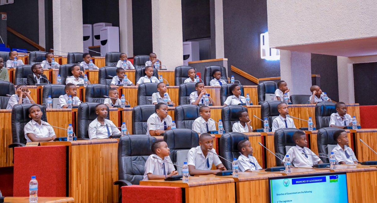 RwandaParliamnt's tweet image. Uyu munsi, abanyeshuri barenga 80 bo mu ishuri ribanza rya ESPOIR ry'i @RwamaganaDistr basuye Inteko Ishinga Amategeko, Umutwe w’Abadepite.
Abanyeshuri bagiranye ibiganiro n’Abadepite ku mikorere y’Inteko Ishinga Amategeko.