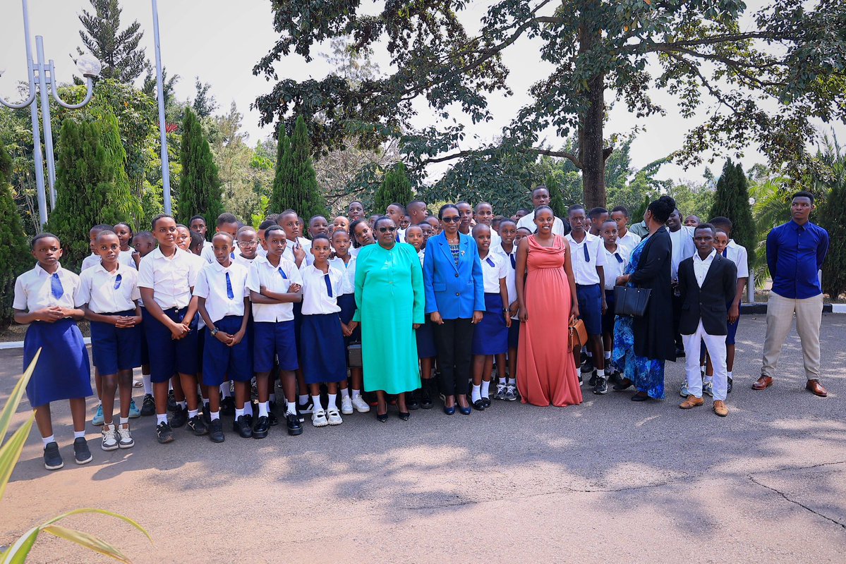 RwandaParliamnt's tweet image. Uyu munsi, abanyeshuri barenga 80 bo mu ishuri ribanza rya ESPOIR ry'i @RwamaganaDistr basuye Inteko Ishinga Amategeko, Umutwe w’Abadepite.
Abanyeshuri bagiranye ibiganiro n’Abadepite ku mikorere y’Inteko Ishinga Amategeko.